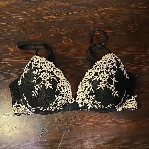 Wacoal Other - Wacoal Black and Cream Lace Plunge Bra